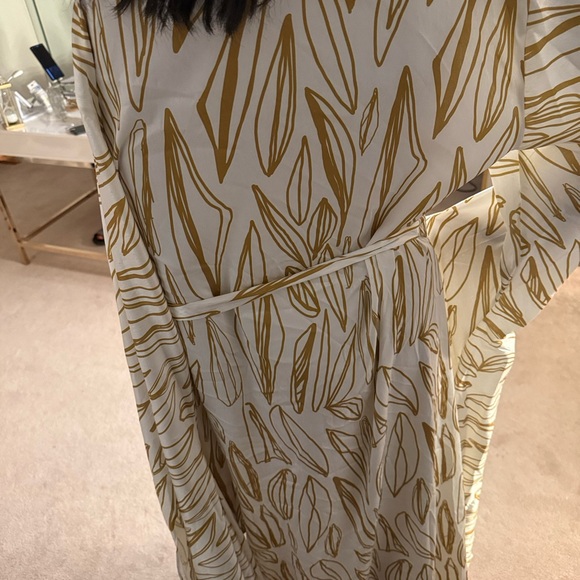 Diarrablu White and Gold Patterned Long Sleeve Dress - Picture 2 of 3